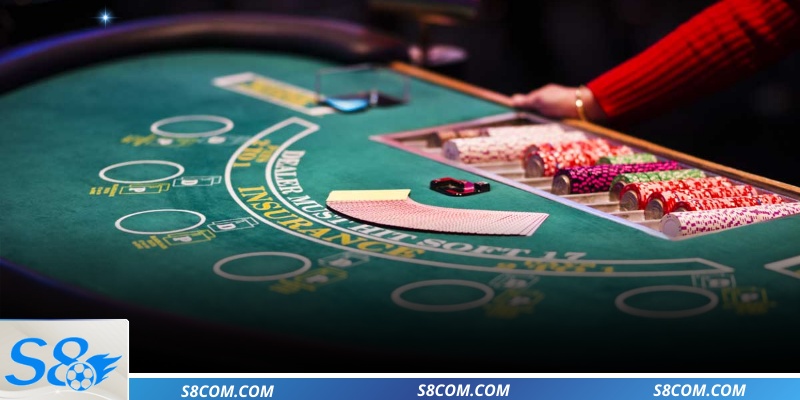 Quan sát người chia bài để ra quyết định